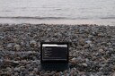 @wezlar11, Licence Unsplash, https://unsplash.com/fr/photos/une-tablette-sur-une-plage-rocheuse--K2DLWKyPog